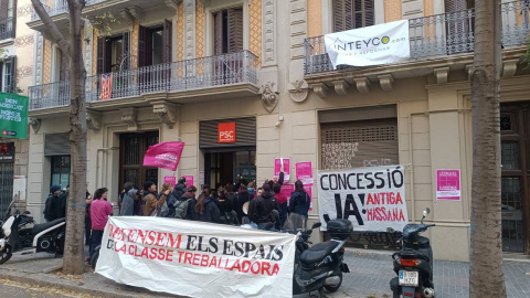 Activistes a les portes de la seu del PSC de Barcelona durant l'acció de protesta