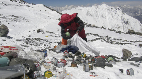 Fotografía: Un sherpa nepalí recoge basura dejada por los alpinistas a 8.000 metros durante la expedición de limpieza del Everest. Un grupo de 20 alpinistas nepalíes recogieron 1.800 kilogramos de basura en una expedición de alto riesgo.