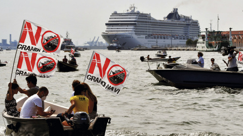 Manifestantes medioambientales del grupo No Grandi Navi se manifiestan contra la presencia de cruceros en la laguna, mientras el crucero MSC Orchestra sale de Venecia. Junio de 2021