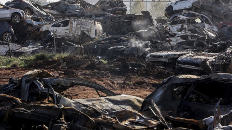 Los restos del incendio de la campa de residuos y vehículos de la DANA, a 17 de diciembre de 2024, en Catarroja, València.