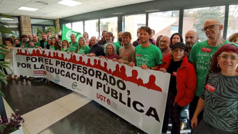 Varios docentes durante el encierro en la sede de la Dirección de Área Territorial de Madrid capital.