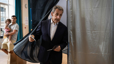 Foto de archivo del expresidente francés Nicolas Sarkozy después de votar en las elecciones parlamentarias.