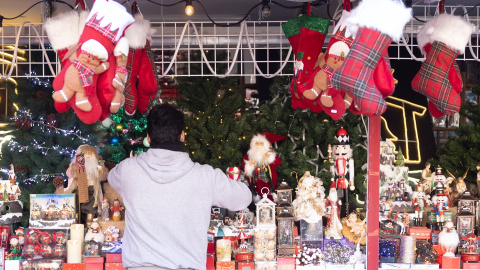 Un hombre observa una caseta del mercadillo de Navidad, en la Plaza Mayor de Madrid.