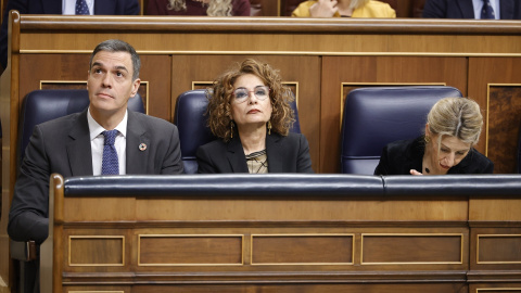 El presidente del Gobierno, Pedro Sánchez; la vicepresidenta primera y ministra de Hacienda, María Jesús Montero y la vicepresidenta segunda y ministra de Trabajo, Yolanda Díaz, durante una sesión de control al Gobierno