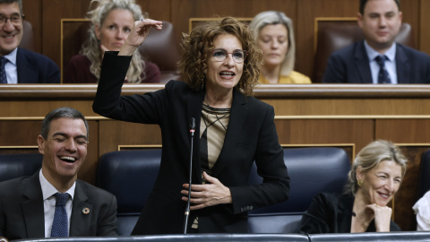 La vicepresidenta primera del Gobierno y ministra de Hacienda, María Jesús Montero, interviene durante la última sesión de control del año este miércoles en el Congreso.