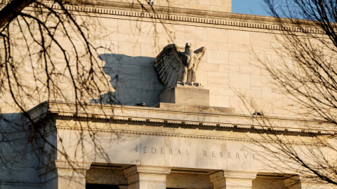 Detalle de la fachada de la sede de la Reserva Federal de EEUU (Fed), en Washington.