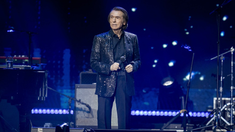 El cantante Raphael actúa durante el concierto solidario ‘Música desde el corazón’, en el WiZink Center, a 24 de noviembre de 2024, en Madrid (España). Imagen de archivo.