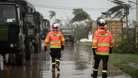 Las autoridades francesas prosiguen las labores de rescate en el archipiélago de Mayotte, a 16 de diciembre de 2024.