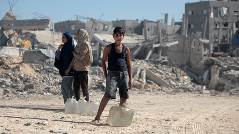 Foto de archivo de un niño palestino con botellas de agua, en el sur de la Franja de Gaza