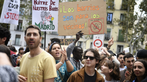 Varias personas durante una manifestación para denunciar el precio de los alquileres en Madrid, a 13 de octubre de 2024.