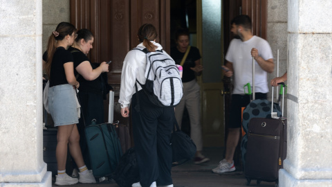 Una joven turista con otros jóvenes en un soportal