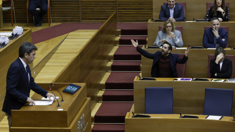 José Muñoz (PSPV) le hace un gesto a Carlos Mazón en Les Corts Valencianes.