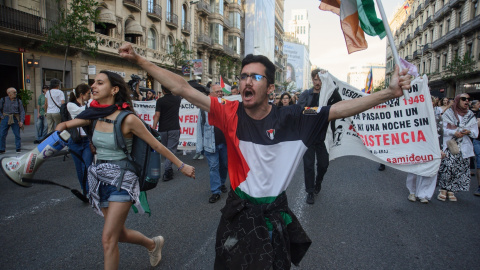 Decenas de personas durante una cacerolada pro Palestina en Plaza Universitat, en Barcelona.