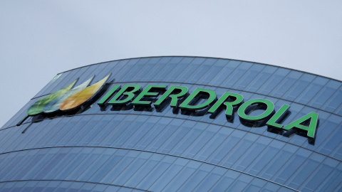 El logo de Iberdrola, en lo alto de su sede en Bilbao.