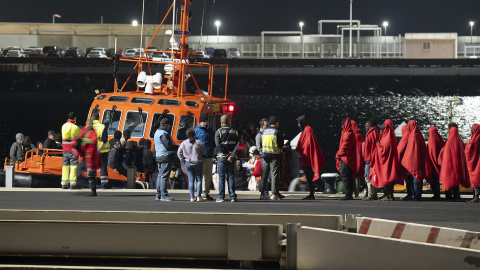 Llegada al puerto de Arrecife de 119 personas rescatadas de dos lanchas neumáticas.