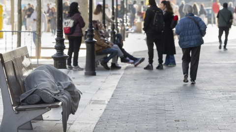 Una persona sin hogar en el centro de Barcelona, a 18 de diciembre de 2024.