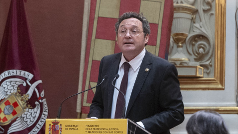 (Foto de ARCHIVO)El fiscal general del Estado, Álvaro García Ortiz, interviene durante el acto de entrega de Despachos a las 62ª Promoción de la Carrera Fiscal, en el paraninfo de la Universidad Complutense, a 17 de diciembre de 2024, en Madrid (España). La oposición para el ingreso en las Carreras Judicial y Fiscal es conjunta y tras superar las pruebas teóricas, los aspirantes eligen el ingreso en una u otra carrera. Quienes eligen la Carrera Fiscal deben superar en el Centro de Estudios Jurídicos un curso de formación, produciéndose tras ello el ingreso en la Carrera Fiscal con el correspondiente juramento y toma de posesión de la plaza de destino.Alberto Ortega / Europa Press17 DICIEMBRE 2024;MONARQUÍA;REY;CARRERA FISCAL17/12/2024