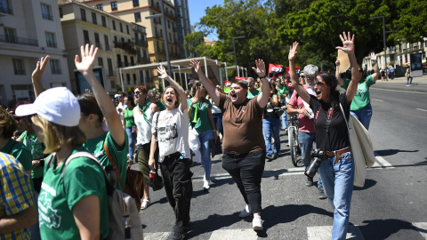 Detalle de la huelga de los profesores por los recortes económicos en la educación pública de la Junta de Andalucía, a 14 de mayo de 2024 en Málaga (Andalucía, España).