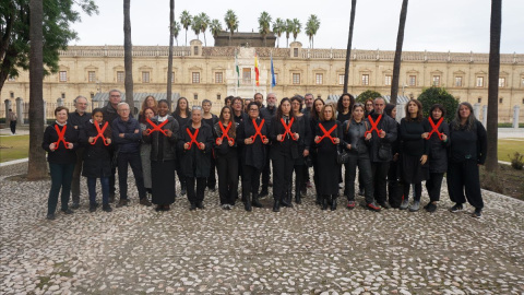 Protesta de miembros de varias ONGs ante el Parlamento andaluz por el recorte del presupuesto de la Junta para cooperación internacional.