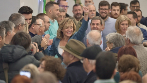 La ministra de Educación, Formación Profesional y Deportes, Pilar Alegría (c), durante el acto en su pueblo, La Zaida (Zaragoza), del 21 de diciembre de 2024