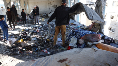 Palestinos inspeccionan los daños tras un ataque israelí contra una escuela que albergaba a personas desplazadas en Khan Younis, en el sur de la Franja de Gaza, a 16 de diciembre de 2024