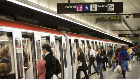 Imatge d'arxiu de persones a la parada de Paral·lel de la L2 del metro de Barcelona.