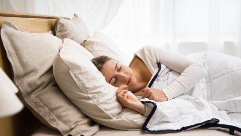 Imagen de una mujer durmiendo en la cama