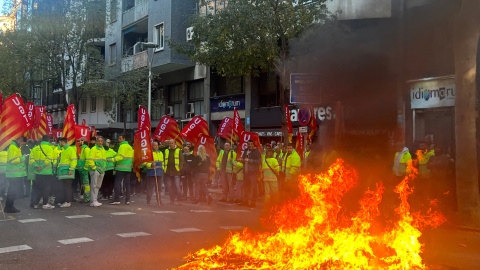 Un contenidor cremant en una protesta dels treballadors de la neteja a Barcelona aquest desembre.