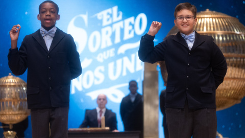 Adam Lucas Kadmiri (i) y Sergio Abaga (d), cantan un quinto premio, el número 37.876 durante la celebración del Sorteo Extraordinario de la Lotería de Navidad 2024.