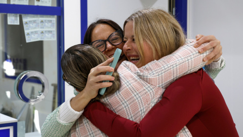 Las loteras de la administración número 5 de Catarroja, en la zona cero de la DANA del 29 de octubre, celebran el quinto premio, el 11.840, del que ha vendido una serie.