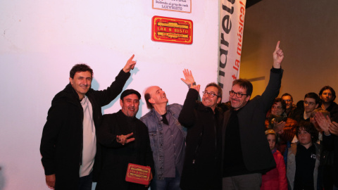 Lax'n'busto descobreix una placa en el seu honor a la plaça Tívoli del Vendrell.