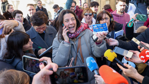 Una agraciada con una participación del Gordo de la Lotería de Navidad rodeada de medios a las puertas de la administración número 6 de Logroño, conocida como Lotería 'María del Carmen', que ha vendido íntegramente el premio de El Gordo de la Lotería de Navidad. EFE/Raquel Manzanares