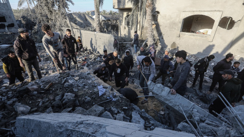 Palestinos inspeccionan los escombros de un edificio destruido tras un ataque aéreo de aviones de guerra israelíes sobre la zona en Deir al-Balah, en el centro de la Franja de Gaza, a 22 de diciembre de 2024.