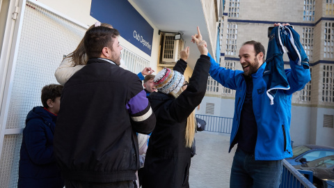 Agraciados con el Primer Premio del Sorteo Extraordinario de Lotería de Navidad 2024 correspondiente al número 72.480 celebran su suerte en el Club Deportivo Distrito Olímpico, a 22 de diciembre de 2024, en Madrid (España)