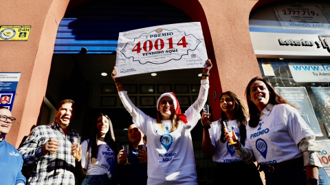 La responsable de la administración nº 35, La Piedad, celebra que ha repartido el segundo premio de la Lotería de Navidad, el número 40014 .