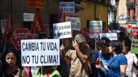 Varias personas durante una manifestación en defensa de la justicia climática, en Madrid.