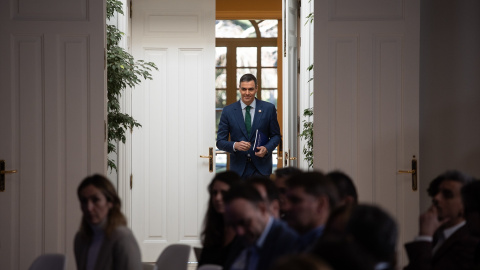 El presidente del Gobierno, Pedro Sánchez, llega a una rueda de prensa posterior a la reunión del Consejo de Ministros