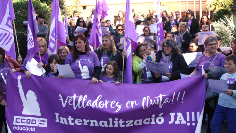 Concentració del personal vetllador davant del Departament d'Educació per reclamar la internalització del servei.