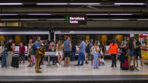 Viajeros en la estación de Sants.