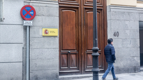 Una persona pasa por delante del Ministerio de Cultura en Madrid, en una foto de archivo.