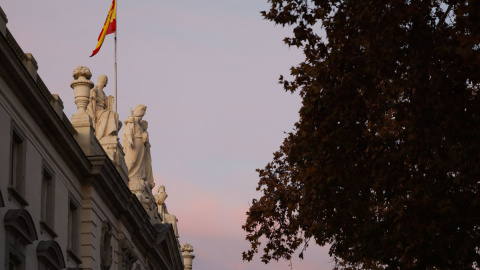 En la imagen, detalle del grupo escultórico de la fachada principal del Tribunal Supremo en una imagen reciente.