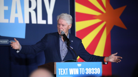 El expresidente de Estados Unidos Bill Clinton habla durante un mitin por el voto anticipado en apoyo a la campaña presidencial de Kamala Harris en Phoenix, Arizona.