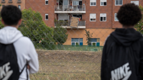 Dos adolescentes presenciando el desalojo de 62 familias, entre las que hay más de 150 niños, a 2 de junio de 2023.