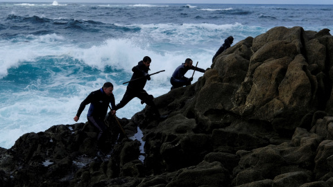 Percebeiros trabajando en las rocas en la Costa Da Morte, cerca de Corme (A Coruña).