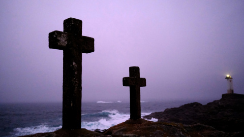 Cruces de piedra cerca del faro de O Roncudo, cerca de Corme (A Coruña), en recuerdo de los percebeiros que murieron en las rocas de la Costa Da Morte.