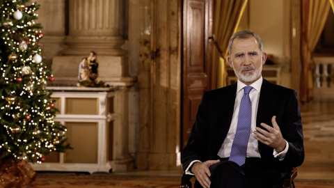 El rey Felipe VI en su tradicional mensaje de Navidad, grabado en el Salón de Columnas del Palacio Real.