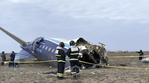 Un avión de pasajeros azerbaiyano se ha estrellado cerca de la ciudad de Aktau, en Kazajistán. Aún no hay un número confirmado de víctimas. El avión trasladaba a 105 pasajeros y 5 tripulantes, pero estos primeros datos no coinciden con los facilitados por la aerolínea. Lo que sí se ha filtrado a los medios es que hay 28 supervivientes hospitalizados.