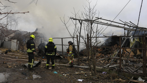 Equipos de rescate trabajan en el lugar atacado por un misil en una zona residencial en Kharkiv (Ucrania).