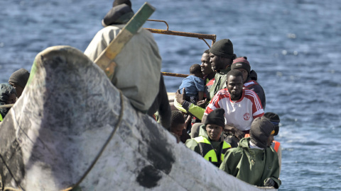 FOTODELDÍA  EL PINAR (EL HIERRO), 25/12/2024.- Los 75 inmigrantes rescatados este miércoles por la embarcación de Salvamento Marítimo 'Salvamar Adhara', y trasladados al puerto de La Restinga, a su llegada a El Pinar (EL Hierro) Tres cayucos con 184 inmigrantes a bordo han llegado este miércoles a Canarias, uno durante la madrugada a El Hierro con 80 inmigrantes subsaharianos a bordo, otro a Arguineguín con 64 migrantes, 60 hombres y cuatro mujeres, y un tercero a Tenerife, con 40 personas, entre ellas cuatro mujeres y tres menores, y además se ha localizado a otros dos. EFE/ Gelmert Finol