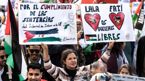 Varias personas durante una manifestación por la autodeterminación del Sahara Occidental, a 16 de noviembre de 2024, en Madrid (España)